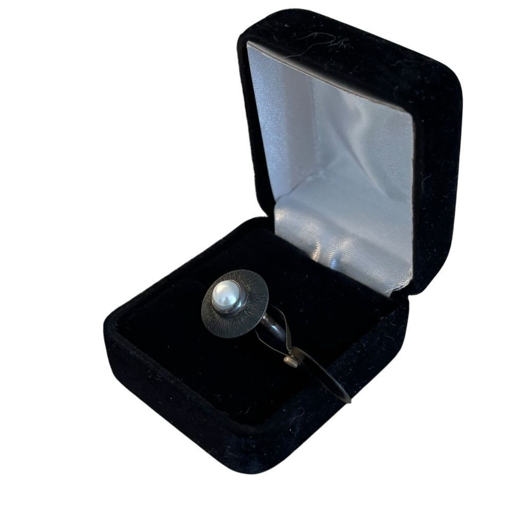 Artisan Designed & Created Oxidized Sterling Silver & Freshwater Pearl Ring. - Picture 4 of 8